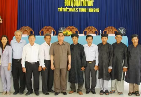 Đồng chí Lê Hồng Anh - Ủy viên Bộ Chính trị, Thường trực Ban Bí thư TW Đảng, cùng các cử tri là tín đồ PGHH.
