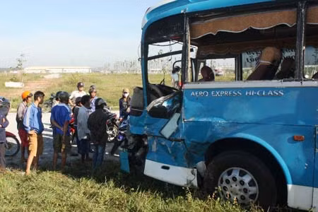 Hiện trường vụ TNGT sáng 26/11. Các bác sĩ, y sĩ Bệnh viện Đa khoa tỉnh Bình Dương cấp cứu cho các nạn nhân.