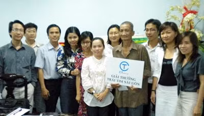 Các nhân viên Khối Đầu tư thuộc Tập đoàn C.T Group đến động viên, hưởng ứng việc làm của ông Bảy Tân và tham gia Nhóm Tình nguyện “Vì Thành Phố Sạch Đẹp”.
