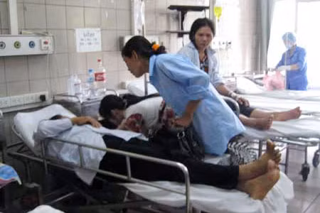 Bệnh nhân bị ngộ độc thực phẩm đang được điều trị tại Trung tâm chống độc – Bệnh viện Bạch Mai.