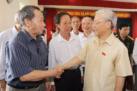 Tổng Bí thư Nguyễn Phú Trọng tiếp xúc cử tri tại quận Ba Đình. Ảnh: TTXVN.