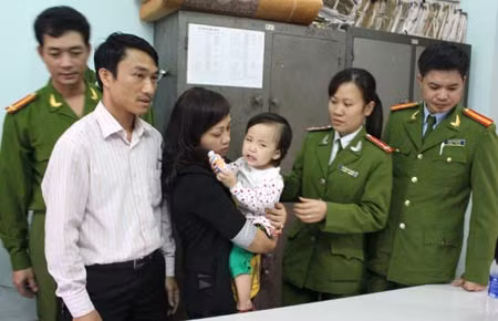 Công an tỉnh Hà Giang trao trả cháu bé cho gia đình.