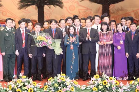 Thủ tướng Nguyễn Tấn Dũng với Ban Chấp hành Trung ương Đoàn TNCS Hồ Chí Minh khóa X. Ảnh: Quỳnh Vinh.