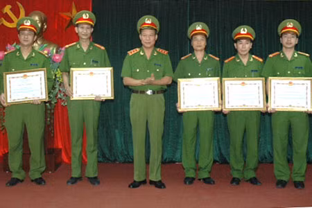 Thượng tướng Lê Quý Vương, Ủy viên TW Đảng, Thứ trưởng Bộ Công an trao Bằng khen của Bộ Công an tặng các tập thể, cá nhân có thành tích xuất sắc.