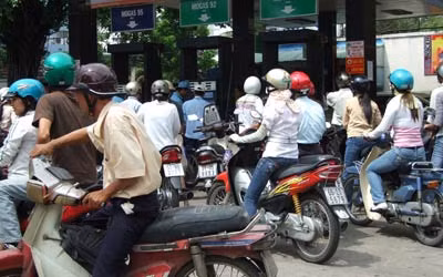 Hầu hết các điểm đổ xăng đều đông khách.