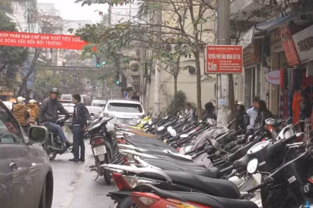 Phố Bà Triệu (đoạn BV Mắt TW) thông thoáng hơn khi dẹp bãi gửi xe. Ô tô, xe máy vẫn đỗ trên vỉa hè và lòng đường trên phố Cầu Gỗ. Bất chấp biển cấm, nhiều đoạn đường ở Phố Huế vẫn đỗ ô tô, xe máy. Tấm biển “cấm để xe vỉa hè, lòng đường; cấm vứt rác vỉa hè; cấm lấn chiếm vỉa hè để kinh doanh buôn bán” trên phố Hàng Dầu thậm chí còn bị rác che khuất. Bãi trông giữ xe trái phép trên phố Đinh Lễ. Người trông xe sử dụng “vé ban đêm” của Công ty TNHH Dịch vụ Hạnh Ly và thu 5.000 đồng/lượt. Bãi trông xe trái phép trên phố Hàng Gai. Xe máy, ô tô chiếm dụng cả lòng đường trên phố Hàng Gai.