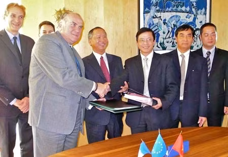 Ông Dov Zerah - Tổng Giám đốc AFD và ông Nguyễn Thành Đô - Cục trưởng Cục quản lý nợ và Tài chính đối ngoại, Bộ Tài chính Việt Nam, tại lễ ký kết thỏa ước viện trợ.