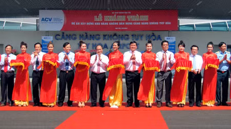 Phó Thủ tướng Nguyễn Xuân Phúc cùng các đại biểu cắt băng khánh thành Khu hàng không dân dụng Tuy Hòa. Ảnh: TTXVN.