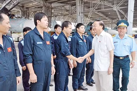 Đồng chí Tô Huy Rứa phát biểu tại buổi làm việc với lãnh đạo Tỉnh ủy, UBND tỉnh Bình Định. Ảnh: TTXVN.