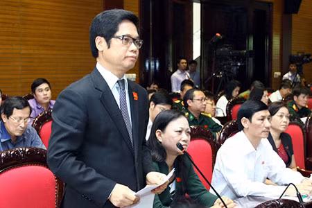 Đại biểu thảo luận tại hội trường.