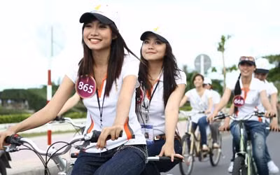 Những người đẹp trước giờ cổ động bảo vệ môi trường. Thong thả đạp xe trên đường Trần Phú cổ động bảo vệ môi trường. Cùng hô vang những khẩu hiệu bao vệ trái đất và môi trường. Cùng thả chim phóng sinh biểu trưng hòa bình, bảo vệ thiên nhiên.