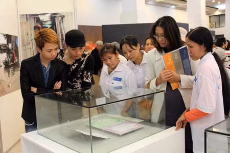 Các pano khổ rộng với những bức ảnh chân thực thu hút chính những nhân vật được chụp. Những chiếc ủng vẫn còn lấm lem bùn đất. Một du khách nước ngoài trong không gian “nhà trọ” 6m2 của người di cư. Áo rách vai cùng với đồ nghề của một chị quê Phú Xuyên, Hà Nội làm nghề buôn đồng nát. Những lời tự sự… Bức thư cảm ơn của một em nhỏ đến người đã cưu mang mình được rất nhiều người quan tâm.