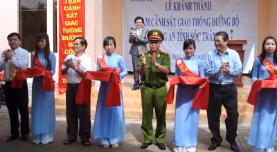 Các đại biểu cắt băng khánh thành Trạm CSGT đường bộ - đường sắt Mỹ Xuyên. Thiếu tướng Lâm Minh Chiến – Phó Tổng cục trưởng Tổng cục VII tặng quà cho Trạm CSGT đường bộ - đường sắt Mỹ Xuyên (trái), Lãnh đạo Công an Sóc Trăng tặng Giấy khen cho ông Trần Khắc Tâm - Tổng Giám đốc Cty TNHH Trần Liên Hưng.