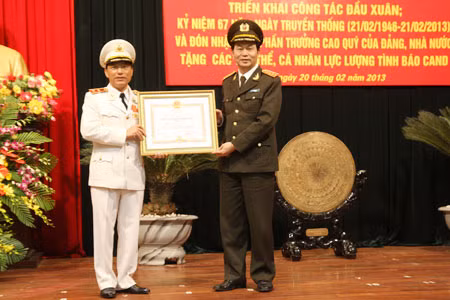 Đại tướng Trần Đại Quang, Ủy viên Bộ Chính trị, Bộ trưởng Bộ Công an trao Huân chương Chiến công hạng Nhất cho Thứ trưởng Trần Việt Tân.