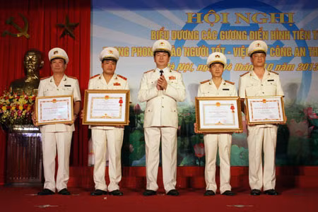 Đại tướng Trần Đại Quang, Ủy viên Bộ Chính trị, Bộ trưởng Bộ Công an trao Huân chương Quân công, Huân chương Chiến công và Danh hiệu Chiến sĩ thi đua toàn lực lượng cho các đồng chí lãnh đạo Công an TP Hà Nội.