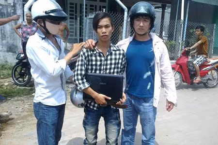 Nguyễn Văn Tài cùng tài sản cướp được là chiếc laptop.