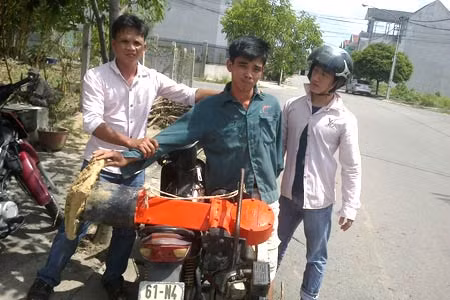 Nguyễn Văn Khới khi bị các “Hiệp sỹ” bắt cùng tang vật lấy trộm được là chiếc máy đầm.
