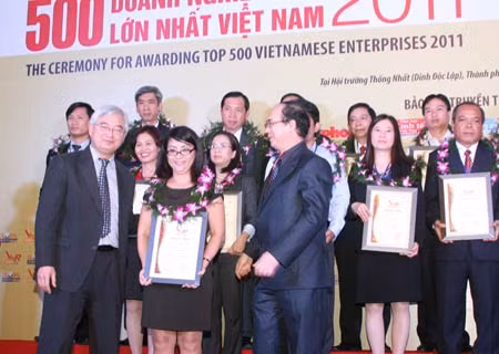 Trao giải thưởng Vietnam Banking Reputation Awards 2011.