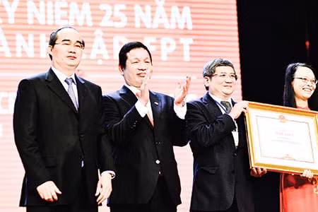 Phó Thủ tướng Nguyễn Thiện Nhân trao Bằng khen cho lãnh đạo Tập đoàn FPT.