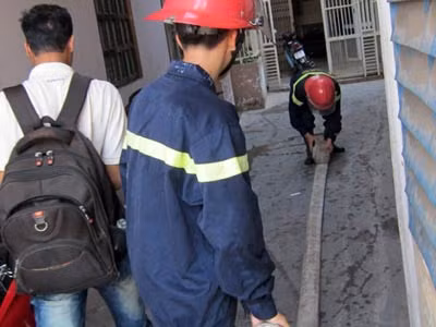 Hiện trường vụ cháy và lực lượng chức năng tại hiện trường điều tra làm rõ nguyên nhân xảy ra vụ cháy.