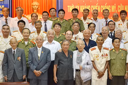 Trung tướng Bùi Quang Bền, Ủy viên Trung ương Đảng, Thứ trưởng Bộ Công an và các đại biểu tại hội nghị.