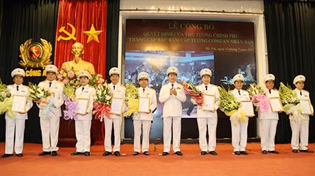 Đại tướng Trần Đại Quang trao Quyết định thăng cấp bậc hàm Trung tướng của Thủ tướng Chính phủ cho các đồng chí lãnh đạo, chỉ huy của lực lượng CAND.