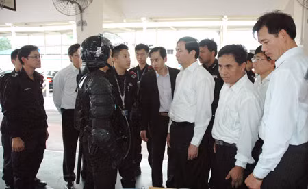 Bộ trưởng Trần Đại Quang tiếp xúc với lực lượng đặc nhiệm của Cảnh sát Singapore.