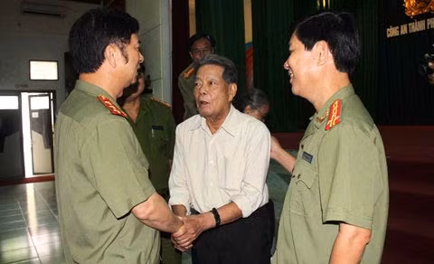 Thượng tướng Đặng Văn Hiếu, Ủy viên TW Đảng, Thứ trưởng Thường trực Bộ Công an chụp ảnh lưu niệm với các đồng chí thương binh, thân nhân liệt sĩ và người có công trong lực lượng Công an tại TP Đà Nẵng. Thượng tướng Đặng Văn Hiếu, Uỷ viên TW Đảng, Thứ trưởng Thường trực Bộ Công an thăm hỏi và động viên Anh hùng LLVTND trong kháng chiến chống Mỹ cứu nước, đồng chí Đại tá Nguyễn Rã - Nguyên Ủy viên thường vụ Tỉnh ủy, Giám đốc Công an tỉnh Quảng Nam - Đà Nẵng cũ.