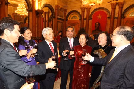 Tổng Bí thư Nguyễn Phú Trọng chúc Tết các đồng chí lãnh đạo Đảng, Nhà nước, Mặt trận Tổ quốc Việt Nam và lãnh đạo các bộ, ngành, đoàn thể. Ảnh: TTXVN.