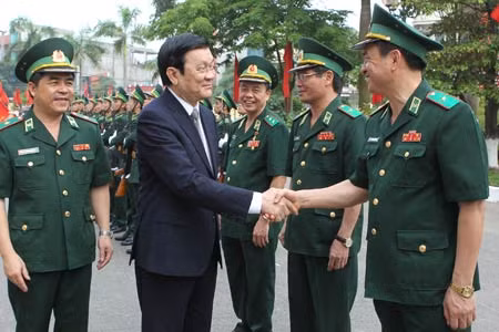 Chủ tịch nước Trương Tấn Sang với cán bộ lãnh đạo của Học viện Biên phòng. Ảnh: TTXVN.