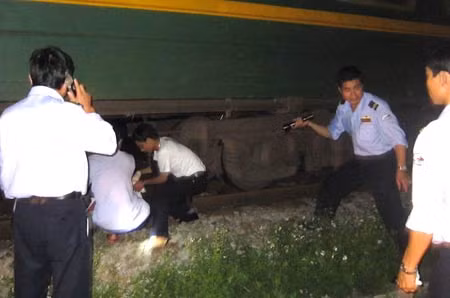 Nhân viên đường sắt tiến hành đưa xác nạn nhân ra ngoài.