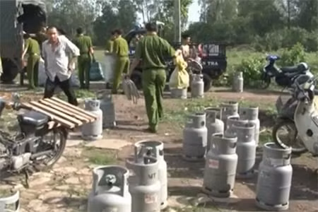 Lực lượng Công an thu giữ số bình gas tang vật.