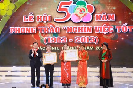 Chủ tịch nước Trương Tấn Sang trao tặng Huân chương lao động hạng Nhất cho Trường THCS Tam Sơn, thị xã Từ Sơn (Bắc Ninh) và cho Anh hùng lao động, NGND Nguyễn Đức Thìn.
