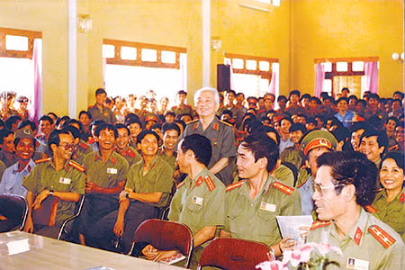 Đại tướng Võ Nguyên Giáp thăm và nói chuyện với cán bộ, giảng viên, học viên Trường Đại học Cảnh sát nhân dân (nay là Học viện Cảnh sát nhân dân) ngày 3/5/1994, nhân kỷ niệm 40 năm Chiến thắng Điện Biên Phủ.
