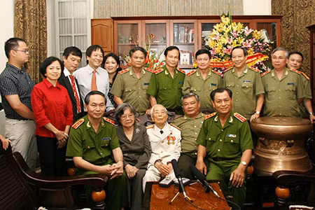 Đảng ủy Công an Trung ương và lãnh đạo Bộ Công an đến thăm và chúc thọ Đại tướng Võ Nguyên Giáp, ngày 25/8/2008. Ảnh: Duy Hiển.