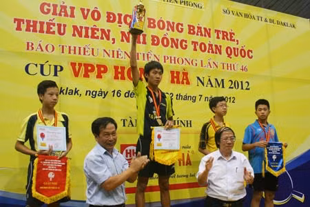 Trao giải thưởng cho các VĐV nam trẻ.