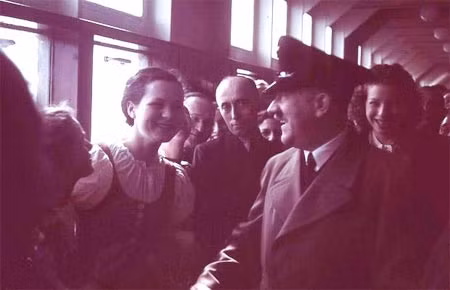 Hitler giơ tay chào quân đội Đức trong cuộc duyệt binh vào ngày 1/9/1938. "Điều tiên quyết dẫn đến thành công là sự áp dụng không ngừng và liên tục bạo lực", Hitler từng nói. Thủ tướng Anh Neville Chamberlain (hàng đầu, thứ 2 bên tay phải) duyệt đội quân danh dự của phát xít Đức trước khi đến gặp Adolf Hitler vào ngày 28/9/1938. Hitler phát biểu tại Munich, Đức, ngày 8/11/1938, trong lễ kỷ niệm lần thứ 15 sự kiện Beer Hall Putsch, trong đó Hitler và các thành viên đảng Quốc xã đã tìm cách lật đổ chính quyền Đức nhưng không thành. Hitler tham quan cuộc triển lãm Ôtô quốc tế tại Berlin, ngày 17/2/1939. Julius Schaub, trợ thủ thân tín của Hitler, quan sát những người xung quanh tại một bữa tiệc vào ngày 25/2/1939. Hitler tham dự cuộc hạ thủy tàu chiến Tirpitz ngày 1/4/1939. Hitler và các quan chức đảng Quốc xã tham dự bữa tiệc Giáng sinh năm 1941, lúc đỉnh điểm của Chiến tranh thế giới lần thứ 2. Hitler trò chuyện với các cô gái trẻ trên chiếc tàu Robert Ley của Đức trong ngày khởi hành đầu tiên của con tàu, hôm 1/4/1939. Tên tàu được lấy từ một thủ lĩnh cấp cao trong quân đội phát xít. Phòng khám bệnh trên tàu Robert Ley - một trong những tàu đầu tiên được chế tạo phục vụ riêng mục đích du ngoạn cho quân đội Đức. Bể bơi trong nhà trên con tàu "Strength Through Joy" - một phần trong chương trình hoạt động giải trí của quân đội phát xit.