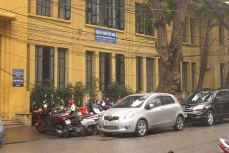 Phố Bà Triệu (đoạn BV Mắt TW) thông thoáng hơn khi dẹp bãi gửi xe. Ô tô, xe máy vẫn đỗ trên vỉa hè và lòng đường trên phố Cầu Gỗ. Bất chấp biển cấm, nhiều đoạn đường ở Phố Huế vẫn đỗ ô tô, xe máy. Tấm biển “cấm để xe vỉa hè, lòng đường; cấm vứt rác vỉa hè; cấm lấn chiếm vỉa hè để kinh doanh buôn bán” trên phố Hàng Dầu thậm chí còn bị rác che khuất. Bãi trông giữ xe trái phép trên phố Đinh Lễ. Người trông xe sử dụng “vé ban đêm” của Công ty TNHH Dịch vụ Hạnh Ly và thu 5.000 đồng/lượt. Bãi trông xe trái phép trên phố Hàng Gai. Xe máy, ô tô chiếm dụng cả lòng đường trên phố Hàng Gai.