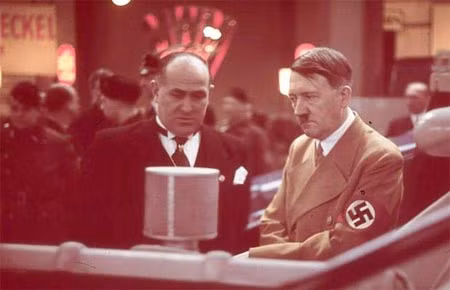 Hitler giơ tay chào quân đội Đức trong cuộc duyệt binh vào ngày 1/9/1938. "Điều tiên quyết dẫn đến thành công là sự áp dụng không ngừng và liên tục bạo lực", Hitler từng nói. Thủ tướng Anh Neville Chamberlain (hàng đầu, thứ 2 bên tay phải) duyệt đội quân danh dự của phát xít Đức trước khi đến gặp Adolf Hitler vào ngày 28/9/1938. Hitler phát biểu tại Munich, Đức, ngày 8/11/1938, trong lễ kỷ niệm lần thứ 15 sự kiện Beer Hall Putsch, trong đó Hitler và các thành viên đảng Quốc xã đã tìm cách lật đổ chính quyền Đức nhưng không thành. Hitler tham quan cuộc triển lãm Ôtô quốc tế tại Berlin, ngày 17/2/1939. Julius Schaub, trợ thủ thân tín của Hitler, quan sát những người xung quanh tại một bữa tiệc vào ngày 25/2/1939. Hitler tham dự cuộc hạ thủy tàu chiến Tirpitz ngày 1/4/1939. Hitler và các quan chức đảng Quốc xã tham dự bữa tiệc Giáng sinh năm 1941, lúc đỉnh điểm của Chiến tranh thế giới lần thứ 2. Hitler trò chuyện với các cô gái trẻ trên chiếc tàu Robert Ley của Đức trong ngày khởi hành đầu tiên của con tàu, hôm 1/4/1939. Tên tàu được lấy từ một thủ lĩnh cấp cao trong quân đội phát xít. Phòng khám bệnh trên tàu Robert Ley - một trong những tàu đầu tiên được chế tạo phục vụ riêng mục đích du ngoạn cho quân đội Đức. Bể bơi trong nhà trên con tàu "Strength Through Joy" - một phần trong chương trình hoạt động giải trí của quân đội phát xit.