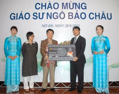 Trao tặng Thẻ Bạch kim cho Giáo sư Ngô Bảo Châu tại sân bay Nội Bài sáng nay 28/8/2010.
