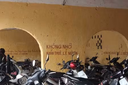 Chen chúc đi xin lộc Bà Chúa Kho đầu năm mới. Sân dưới đã chật kín đồ lễ. Mua một vị trí đặt mâm lễ phải mất 30 nghìn. Cành vàng lá ngọc với giá 10 nghìn/cành. Một em bé được bố cho lên cổ đi lễ đền. Tại các nhà gửi xe đều có cảnh báo “không nhờ khấn thuê lễ mướn”. Dọc hai bên đường lên đền, các cửa hàng viết sớ, sắp đồ lễ, khấn thuê mọc như nấm. Lối lên đền “cái bang” ngồi la liệt hành nghề.