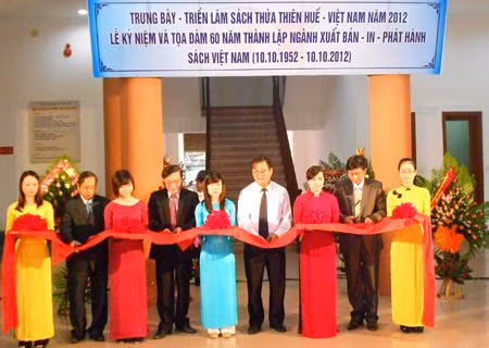 Lễ cắt băng khai mạc trưng bày triển lãm sách Thừa Thiên Huế - Việt Nam 2012. Triển lãm sách Thừa Thiên Huế - Việt Nam thu hút đông đảo mọi người tham gia.