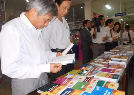 Lễ cắt băng khai mạc trưng bày triển lãm sách Thừa Thiên Huế - Việt Nam 2012. Triển lãm sách Thừa Thiên Huế - Việt Nam thu hút đông đảo mọi người tham gia.