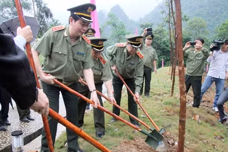Thượng tướng Trần Đại Quang, Ủy viên Bộ Chính trị, Bộ trưởng Bộ Công an cùng các đại biểu trồng cây lưu niệm tại Khu di tích Pác Bó.