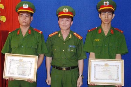 Đại diện Cục Cảnh sát QLHC về TTXH trao giấy khen cho 2 chiến sĩ.