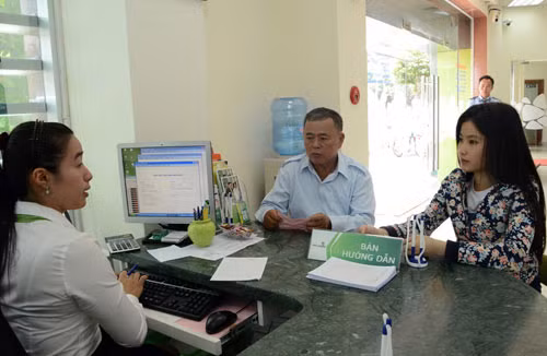 Khách hàng hỏi thủ tục vay vốn tại Vietcombank. Ảnh: Lê Hưng.