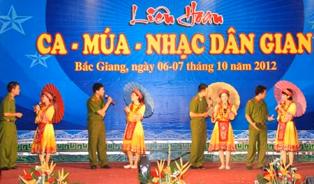 Đội văn nghệ Công an tỉnh Bắc Giang tham gia hội diễn văn nghệ chào mừng lễ đón nhận các sự kiện văn hóa.