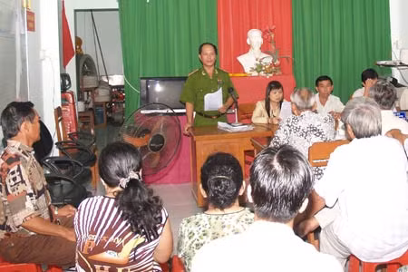 Công an phường Mỹ Bình, TP Long Xuyên tổ chức tuyên truyền phòng chống tội phạm trong quần chúng nhân dân.