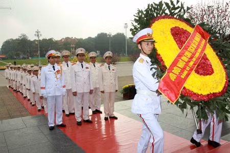 Đoàn đại biểu Đảng ủy CATW, lãnh đạo Bộ Công an do Đại tướng Trần Đại Quang, Ủy viên Bộ Chính trị, Bộ trưởng dẫn đầu vào Lăng viếng Chủ tịch Hồ Chí Minh.