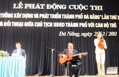 Chủ tịch UBND TP Đà Nẵng Trần Văn Minh tại buổi giao lưu, đối thoại với thanh niên và doanh nhân trẻ.